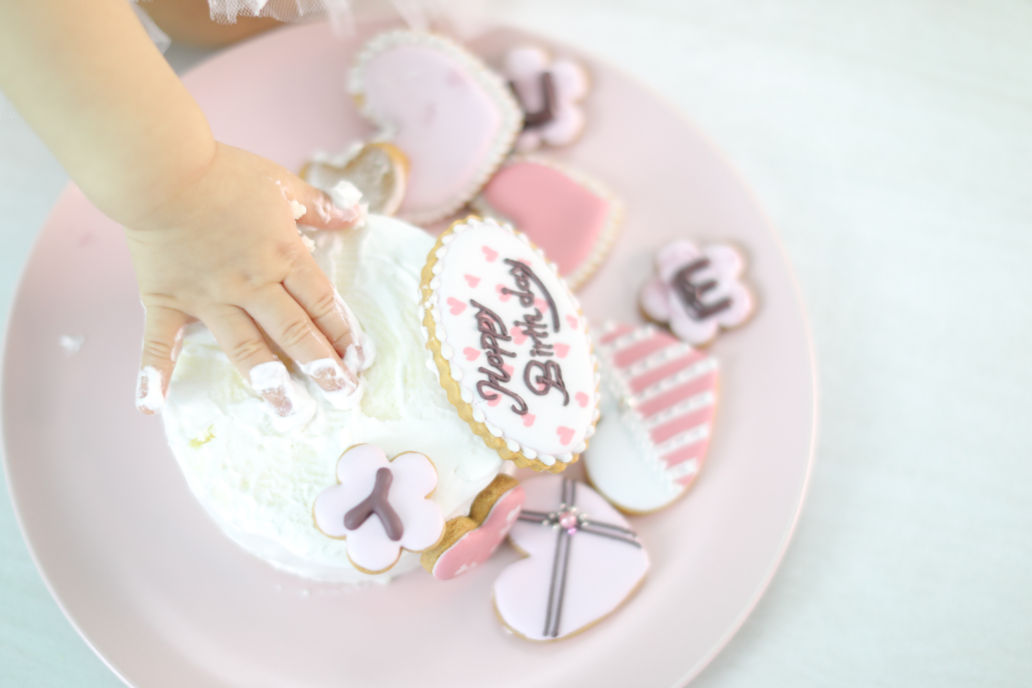 ケーキを触っている手元の写真