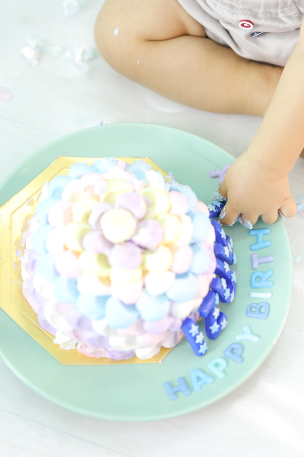 ケーキを触っている手元の写真